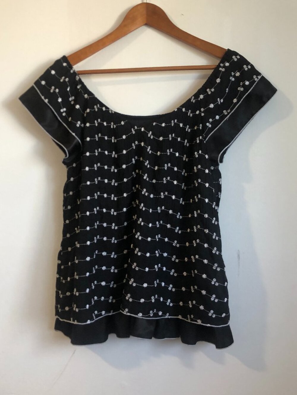 Piano Short-sleeve Black Blouse Delicate White Floral embroidery Small